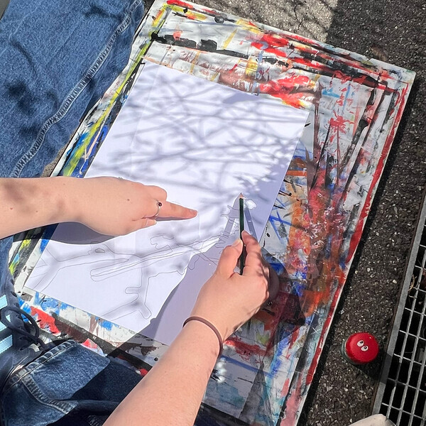 Hände zeichnen Schatten nach.