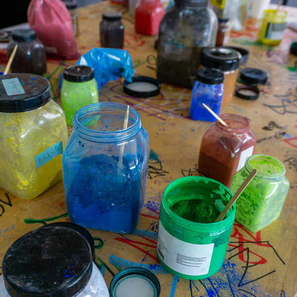 Farben auf Tisch aus dem Grundkurs Unterricht