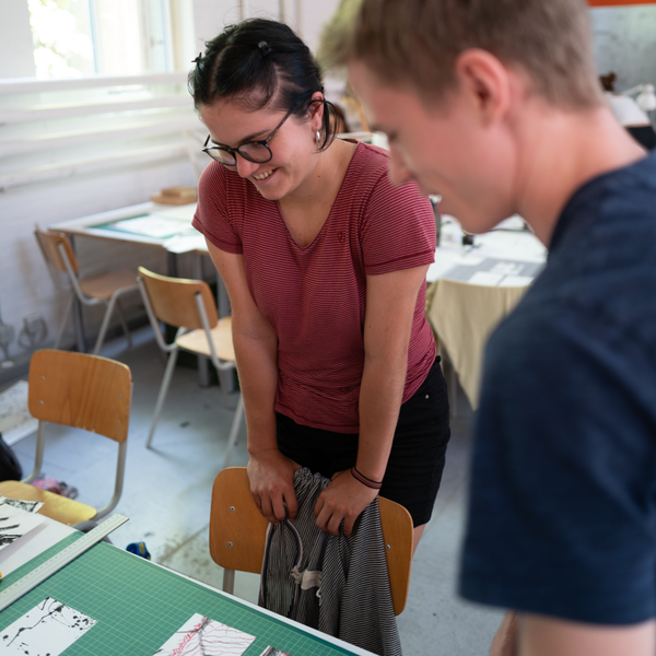 Zwei Schüler in Besprechung